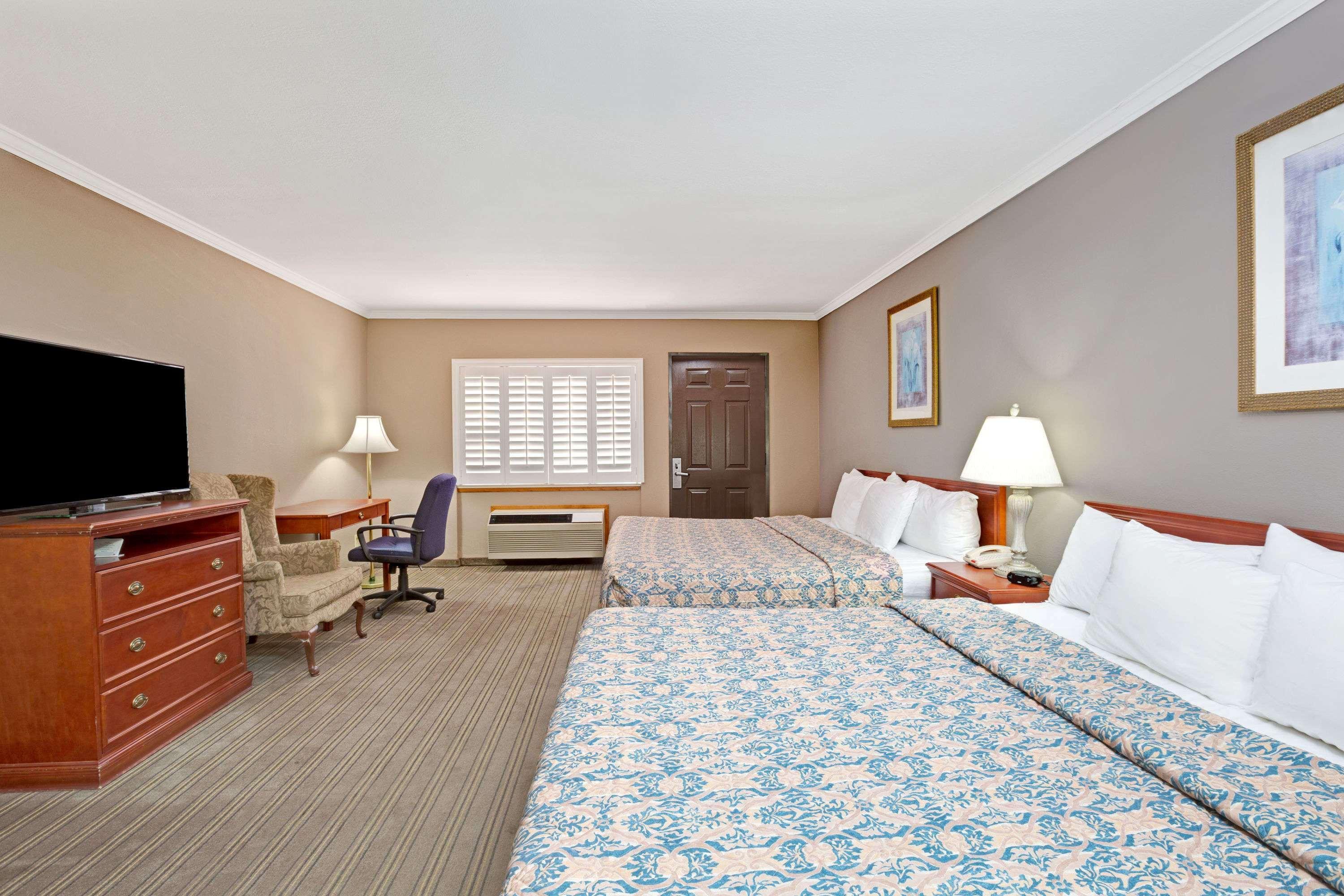 Days Inn By Wyndham West Covina Exterior photo